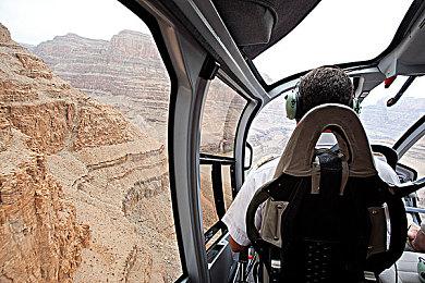 E3 2021：科幻复古平台游戏《Replaced》预告片